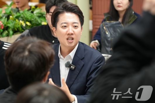 이준석 개혁신당 대통령 후보가 1일 서울 동대문구 한국외국어대학교에서 학생들과 학식을 먹으며 대화하고 있다. (이준석 캠프 제공. 재판매 및 DB 금지) 2025.5.1/뉴스1 ⓒ News1 김민지 기자