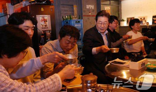 이재명 더불어민주당 대통령 후보가 1일 오후 서울 종로구 역전포장마차 종로종각점에서 열린 '민생시리즈2' 비전형 노동자 간담회에서 음료가 든 잔으로 건배를 하고 있다. (공동취재) 2025.5.1/뉴스1 ⓒ News1 이재명 기자