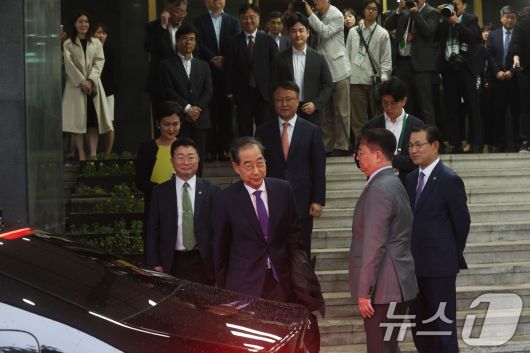 한덕수 대통령 권한대행 국무총리가 1일 오후 서울 종로구 정부서울청사에서 대국민담화를 통해 사퇴를 표명한 뒤 청사를 나서고 있다. (공동취재) 2025.5.1/뉴스1 ⓒ News1 임세영 기자