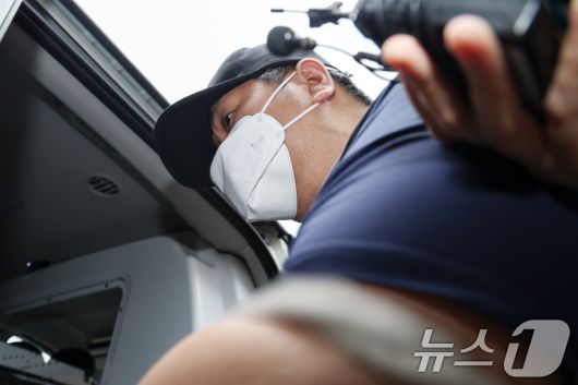 서울 강북구 미아동 마트에서 흉기를 휘둘러 1명을 살해하고 1명을 다치게 한 김성진(32·남)이 1일 오전 서울 강북경찰서에서 검찰로 구속 송치되고 있다. 2025.5.1/뉴스1 ⓒ News1 민경석 기자