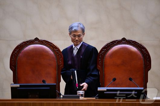 조희대 대법원장이 1일 오후 서울 서초구 대법원에서 이재명 더불어민주당 대통령 후보의 공직선거법 위반 사건 상고심 선고를 위해 입정하고 있다. 2025.5.1/뉴스1 ⓒ News1 사진공동취재단