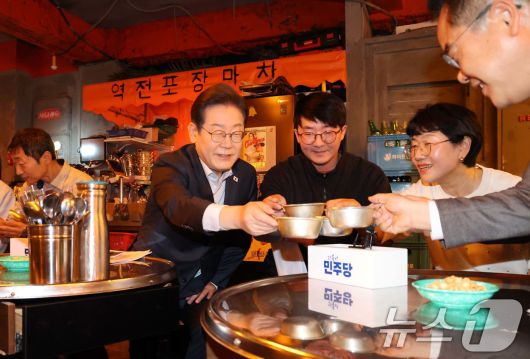 이재명 더불어민주당 대통령 후보가 1일 오후 서울 종로구 역전포장마차 종로종각점에서 열린 '민생시리즈2' 비전형 노동자 간담회에서 음료가 든 잔으로 건배를 하고 있다. (공동취재) 2025.5.1/뉴스1 ⓒ News1 이재명 기자