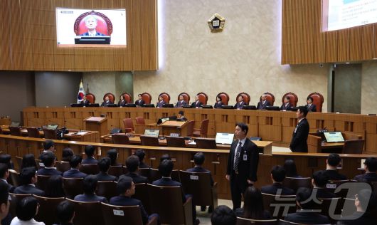 조희대 대법원장을 비롯한 대법관들이 1일 서울 서초구 대법원에서 이재명 더불어민주당 대통령 후보의 공직선거법 위반 사건과 관련한 전원합의체 선고를 위해 대심판정에 착석해 있다. 2025.5.1/뉴스1 ⓒ News1 사진공동취재단