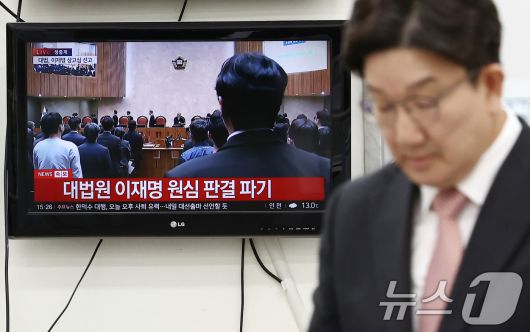 이재명 더불어민주당 대통령 후보의 공직선거법 위반 사건에 대해 대법원이 유죄 취지 파기환송 판결을 내린 가운데 1일 서울 여의도 국회에서 권성동 국민의힘 원내대표가 나서고 있다. 2025.5.1/뉴스1 ⓒ News1 김민지 기자