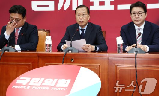 권영세 국민의힘 비상대책위원장이 1일 서울 여의도 국회에서 이재명 더불어민주당 대통령 후보 선거법 위반 대법원 파기환송 판결 관련 기자회견을 하고 있다. 2025.5.1/뉴스1 ⓒ News1 김민지 기자