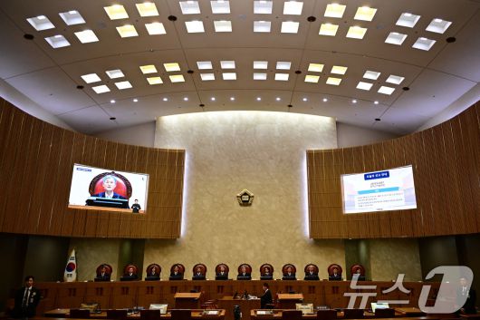 조희대 대법원장을 비롯한 대법관들이 1일 오후 서울 서초구 대법원 대법정에서 이재명 더불어민주당 대선 후보의 공직선거법 위반 사건 상고심 선고를 준비하고 있다. 2025.5.1/뉴스1 ⓒ News1 사진공동취재단