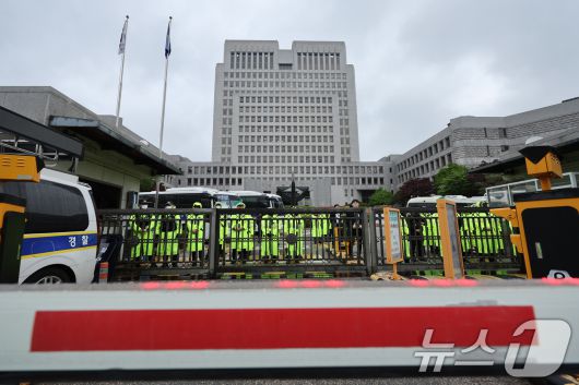 이재명 더불어민주당 대통령 후보의 공직선거법 위반 사건에 대한 판결 선고기일인 1일 서울 서초구 대법원 출입이 통제되고 있다. 2025.5.1/뉴스1 ⓒ News1 신웅수 기자