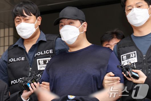 서울 강북구 미아동 마트에서 흉기를 휘둘러 1명을 살해하고 1명을 다치게 한 김성진(32·남)이 1일 오전 서울 강북경찰서에서 검찰로 구속 송치되고 있다. 2025.5.1/뉴스1 ⓒ News1 민경석 기자