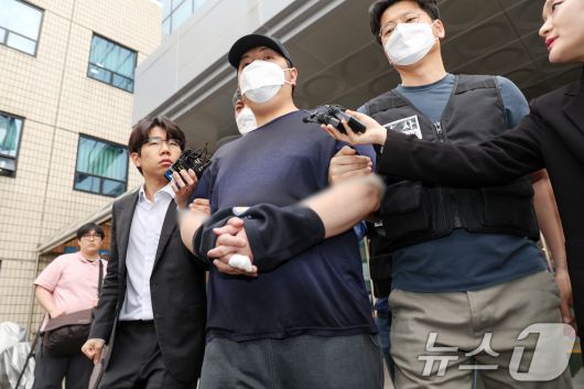 서울 강북구 미아동 마트에서 흉기를 휘둘러 1명을 살해하고 1명을 다치게 한 김성진(32·남)이 1일 오전 서울 강북경찰서에서 검찰로 구속 송치되고 있다. 2025.5.1/뉴스1 ⓒ News1 민경석 기자