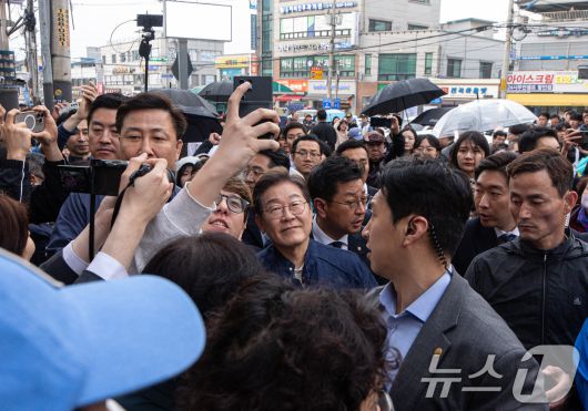이재명 더불어민주당 대통령 후보가 1일 오후 경기도 연천군 전곡시외터미널 인근에서 시민들과 기념촬영을 하고 있다. 2025.5.1/뉴스1 ⓒ News1 이재명 기자