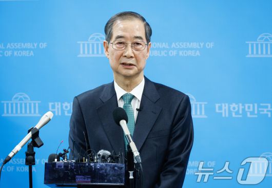 한덕수 전 국무총리가 2일 오전 서울 여의도 국회 소통관에서 '국민께 드리는 약속'을 주제로 제21대 대통령 선거 출마를 선언한 뒤 취재진 질문에 답하고 있다. 2025.5.2/뉴스1 ⓒ News1 안은나 기자