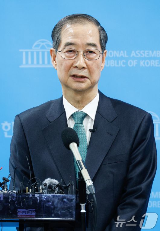 한덕수 전 국무총리가 2일 오전 서울 여의도 국회 소통관에서 '국민께 드리는 약속'을 주제로 제21대 대통령 선거 출마를 선언한 뒤 취재진 질문에 답하고 있다. 2025.5.2/뉴스1 ⓒ News1 안은나 기자