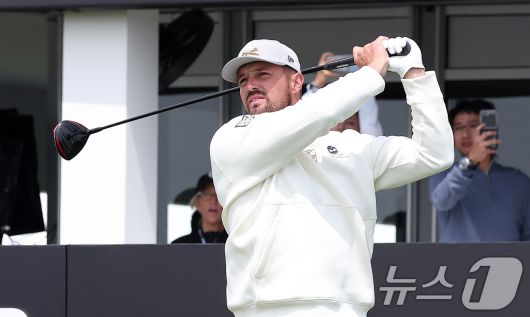 브라이슨 디섐보가 2일 인천 송도동 잭니클라우스 골프클럽 코리아에서 열린 'LIV골프 코리아 1라운드 10번홀에서 티샷을 하고 있다. 2025.5.2/뉴스1 ⓒ News1 김성진 기자