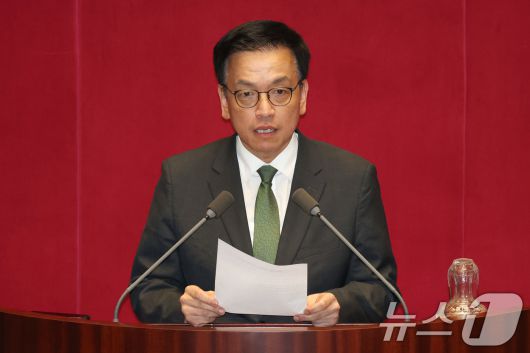 최상목 경제부총리 겸 기획재정부장관이 1일 오후 서울 여의도 국회에서 열린 본회의에서 2025년도 제1회 추가경정예산안이 통과되자 정부측 인사를 하고 있다. 2025.5.1/뉴스1 ⓒ News1 이광호 기자