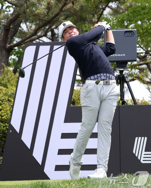 장유빈이 2일 인천 송도동 잭니클라우스 골프클럽 코리아에서 열린 'LIV골프 코리아 1라운드 15번홀에서 티샷을 하고 있다. 2025.5.2/뉴스1 ⓒ News1 김성진 기자