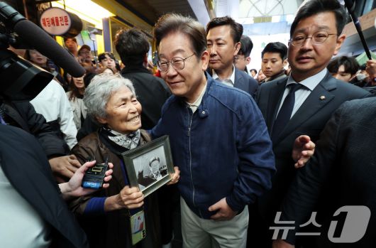 '골목골목 경청투어 : 접경벨트편'에 나선 이재명 더불어민주당 대통령 후보가 2일 오전 강원 철원군 동송전통시장을 찾아 한 시민과 대화를 나누고 있다. (공동취재) 2025.5.2/뉴스1 ⓒ News1 이재명 기자