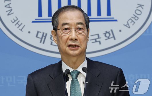 한덕수 전 국무총리가 2일 오전 서울 여의도 국회 소통관에서 '국민께 드리는 약속'을 주제로 제21대 대통령 선거 출마를 선언하고 있다. 2025.5.2/뉴스1 ⓒ News1 안은나 기자