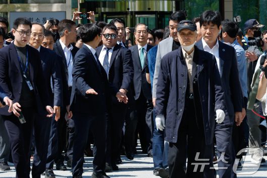 한덕수 전 국무총리가 2일 오전 서울 여의도 국회 소통관에서 '국민께 드리는 약속'을 주제로 제21대 대통령 선거 출마를 선언한 뒤 차량으로 향하고 있다. 2025.5.2/뉴스1 ⓒ News1 안은나 기자