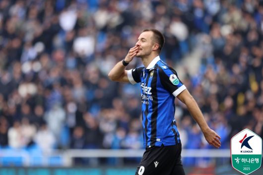 2024년 K리그1 득점왕 무고사는 2025시즌 K리그2에서 뛰고 있다. 그의 인천유나이티드 사랑은 특별하다. (한국프로축구연맹 제공)