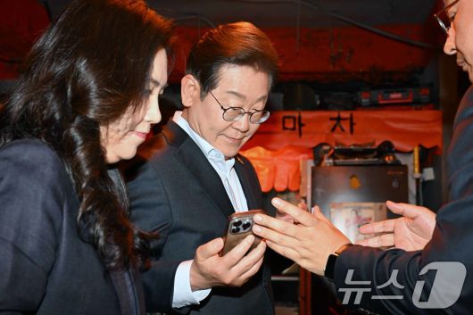 이재명 더불어민주당 대통령 후보가 1일 오후 서울 종로구 한 음식점에서 열린 '민생시리즈2' 비전형 노동자 간담회를 마친 후 스마트폰을 바라보고 있다. (공동취재) 2025.5.1/뉴스1 ⓒ News1 이재명 기자