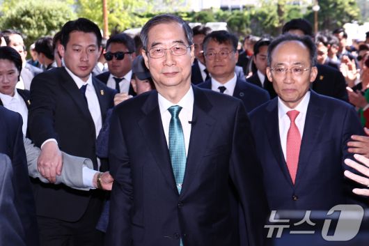 한덕수 전 국무총리가 2일 오전 서울 여의도 국회에서 '국민께 드리는 약속'을 주제로 제21대 대통령 선거 출마를 선언하기 위해 소통관에 입장하고 있다.2025.5.2/뉴스1 ⓒ News1 김민지 기자