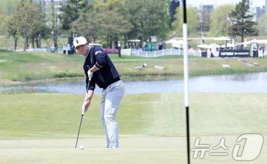 장유빈이 2일 인천 송도동 잭니클라우스 골프클럽 코리아에서 열린 'LIV골프 코리아 1라운드 14번홀에서 퍼팅을 하고 있다. 2025.5.2/뉴스1 ⓒ News1 김성진 기자