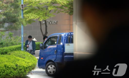 검찰이 30일 무속인 '건진법사' 전성배 씨의 청탁금지법 위반 혐의와 관련해 윤석열 전 대통령의 서초동 사저를 압수수색에 들어갔다. 검찰은 김건희 여사에게 선물로 전달된 다이아몬드 목걸이와 명품 가방 등의 의혹을 수사 중이다. 사진은 이날 오전 서울 서초구 아크로비스타. 2025.4.30/뉴스1 ⓒ News1 김진환 기자