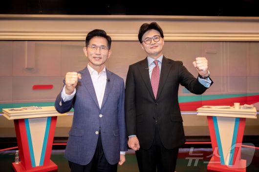 국민의힘 김문수(왼쪽), 한동훈 대선 경선 후보가 30일 오후 서울 중구 TV조선에서 열린 제21대 대통령 후보자 결승 토론회에 앞서 기념촬영을 하고 있다. 2025.4.30/뉴스1 ⓒ News1 국회사진취재단