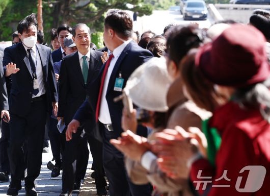 한덕수 전 국무총리가 2일 오전 서울 여의도 국회에서 '국민께 드리는 약속'을 주제로 제21대 대통령 선거 출마를 선언하기 위해 소통관에 입장하고 있다. 2025.5.2/뉴스1 ⓒ News1 김민지 기자