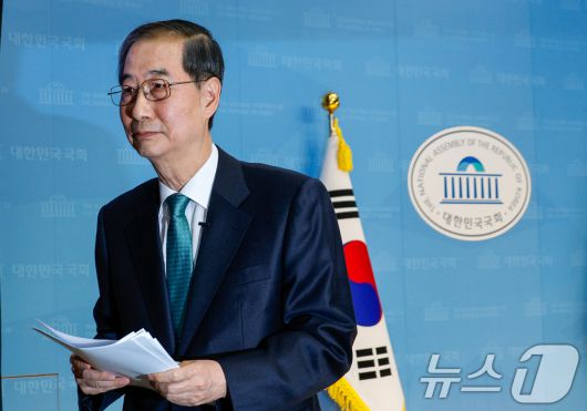 한덕수 전 국무총리가 2일 오전 서울 여의도 국회 소통관에서 '국민께 드리는 약속'을 주제로 제21대 대통령 선거 출마를 선언한 뒤 단상을 내려가고 있다. 2025.5.2/뉴스1 ⓒ News1 안은나 기자