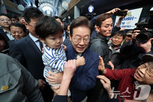 '골목골목 경청투어 : 접경벨트편'에 나선 이재명 더불어민주당 대통령 후보가 2일 오전 강원 철원군 동송전통시장을 찾아 어린이를 안아주고 있다. (공동취재) 2025.5.2/뉴스1 ⓒ News1 이재명 기자