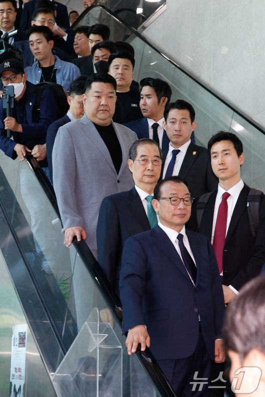 한덕수 전 국무총리가 2일 오전 서울 여의도 국회 소통관에서 '국민께 드리는 약속'을 주제로 제21대 대통령 선거 출마를 선언한 뒤 이동하고 있다. 2025.5.2/뉴스1 ⓒ News1 안은나 기자