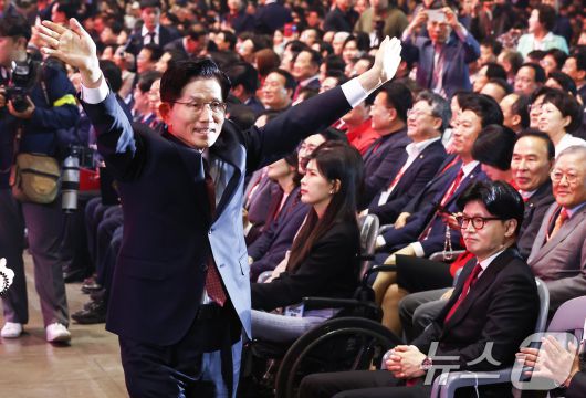 김문수 국민의힘 대선 경선 후보가 3일 경기 고양시 킨텍스에서 열린 5차 전당대회에서 입장하며 손을 흔들고 있다. 오른쪽은 한동훈 후보. 2025.5.3/뉴스1 ⓒ News1 김민지 기자