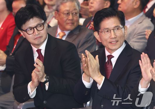 국민의힘 김문수, 한동훈 대선 경선 후보가 3일 경기 고양시 킨텍스에서 열린 5차 전당대회에서 손뼉을 치고 있다. 2025.5.3/뉴스1 ⓒ News1 김민지 기자