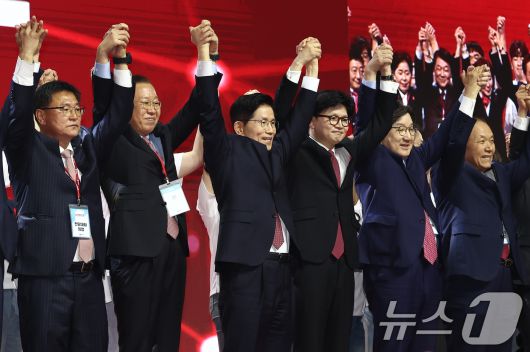 김문수 국민의힘 대통령 후보가 3일 경기 고양시 킨텍스에서 열린 5차 전당대회에서 최종 후보로 확정된 뒤 한동훈 대선 경선후보 및 당 지도부와 손을 번쩍 들고 있다. 2025.5.3/뉴스1 ⓒ News1 김민지 기자