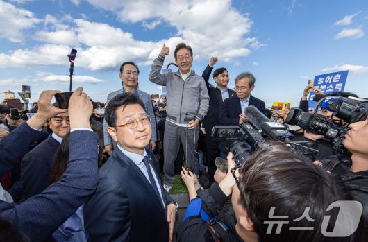 '골목골목 경청투어 : 동해안벨트편'에 나선 이재명 더불어민주당 대통령 후보가 3일 오후 강원 삼척시 삼척해수욕장에서 시민들에게 발언하기 전 엄지를 들어보이고 있다. 2025.5.3/뉴스1 ⓒ News1 이재명 기자