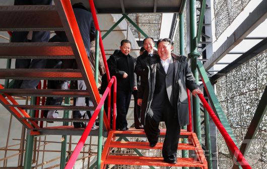 (평양 노동신문=뉴스1) = 김정은 북한 노동당 총비서가 북한 내 조선소의 함선 건조 상황을 살펴보고 있다. [국내에서만 사용가능. 재배포 금지. DB 금지. For Use Only in the Republic of Korea. Redistribution Prohibited] rodongphoto@news1.kr