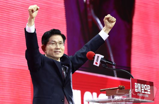 김문수 국민의힘 대통령 후보가 3일 경기 고양시 킨텍스에서 열린 5차 전당대회에서 최종 후보로 확정된 뒤 주먹을 불끈 쥐며 기뻐하고 있다. 2025.5.3/뉴스1 ⓒ News1 김민지 기자