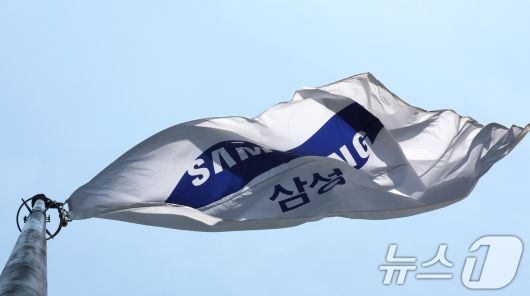 서울 서초구 삼성전자 서초사옥에 삼성 깃발이 바람에 펄럭이고 있다./뉴스1 ⓒ News1 장수영 기자