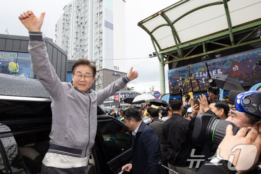 '골목골목 경청투어 : 동해안벨트편'에 나선 이재명 더불어민주당 대통령 후보가 3일 오전 강원 속초시 중앙로 속초관광수산시장에서 시민들과 인사를 나눈 후 차량에 탑승해 인사하고 있다. 2025.5.3/뉴스1 ⓒ News1 이재명 기자