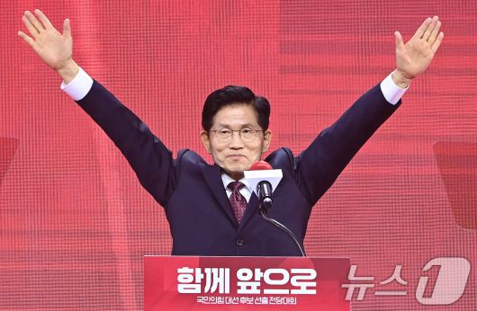 김문수 국민의힘 대통령 후보가 3일 경기 고양시 킨텍스에서 열린 5차 전당대회에서 최종 후보로 확정된 뒤 두손을 번쩍 들고 있다. (공동취재) 2025.5.3/뉴스1 ⓒ News1 이광호 기자