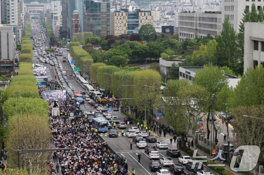 3일 오후 서울 서초구 대법원 앞에서 이재명 더불어민주당 대선 후보에 대한 공직선거법 위반 사건 판결을 규탄하는 촛불행동의 집회가 열린 가운데 대법원 청사(사진 우측 상단) 주위로 경찰 차벽이 세워져 있다. 2025.5.3/뉴스1 ⓒ News1 오대일 기자