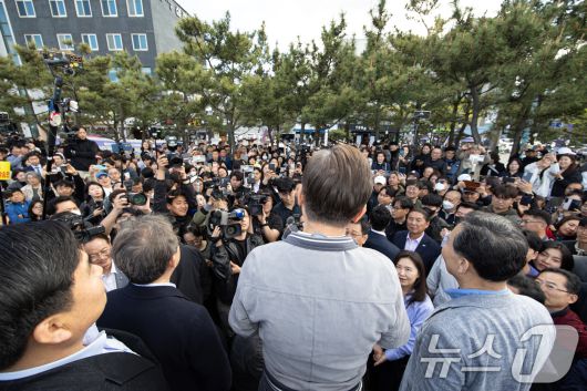 '골목골목 경청투어 : 동해안벨트편'에 나선 이재명 더불어민주당 대통령 후보가 3일 오후 강원 삼척시 삼척해수욕장에서 시민들을 향해 발언하고 있다. 2025.5.3/뉴스1 ⓒ News1 이재명 기자