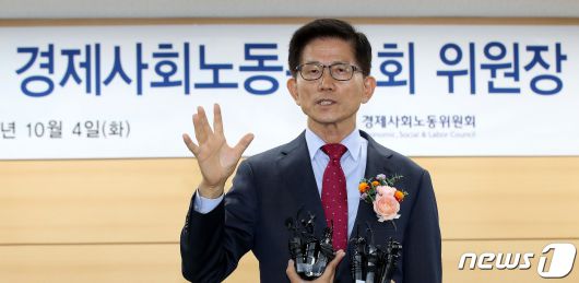 김문수 신임 경제사회노동위원회 위원장이 4일 오전 서울 종로구 경제사회노동위원회 대회의실에서 취임식을 마친 뒤 취재진의 질문에 답하고 있다. 경사노위 위원장을 맡게 된 김 위원장은 노동운동가 출신 정치인으로 15~17대 3선 국회의원과 32·33대 경기도지사를 역임했다. 2022.10.4/뉴스1 ⓒ News1 박지혜 기자