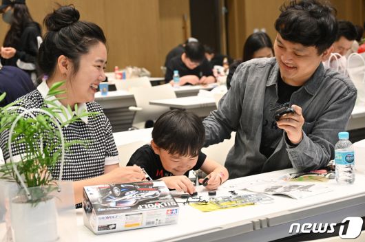 삼성전자가 어린이날을 맞아 임직원과 협력회사 가족에게 서울R&D캠퍼스를 개방한 5일 초청 행사 '패밀리 봄봄봄'을 찾은 가족이 미니카 조립을 하며 즐거운 시간을 보내고 있다. (삼성전자 제공) 2023.5.5/뉴스1
