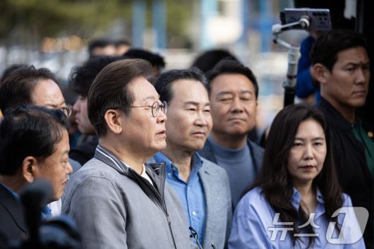 '골목골목 경청투어 : 동해안벨트편'에 나선 이재명 더불어민주당 대통령 후보가 3일 오후 강원 삼척시 삼척해수욕장에서 지지자들과 인사를 나눈 후 백브리핑을 하고 있다. 2025.5.3/뉴스1 ⓒ News1 이재명 기자