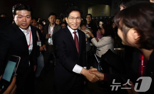 김문수 국민의힘 대선 경선 후보가 3일 경기 고양시 킨텍스에서 열린 5차 전당대회에서 입장하며 지지자들의 응원을 받고 있다. 2025.5.3/뉴스1 ⓒ News1 김민지 기자