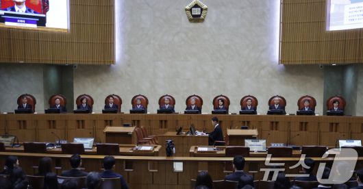 조희대 대법원장을 비롯한 대법관들이 1일 오후 더불어민주당 이재명 대통령 후보의 공직선거법 사건 전원합의체 선고를 위해 서울 서초구 대법원 대법정에 입장해 자리에 앉아 있다. 2025.5.01/뉴스1 ⓒ News1 사진공동취재단