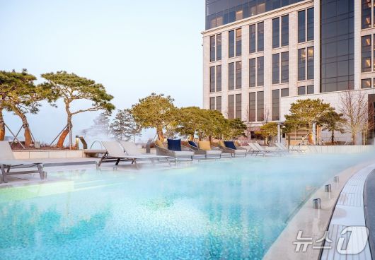 파라다이스시티 아웃도어 풀 (파라다이스 호텔앤리조트 제공)