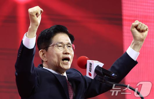 김문수 국민의힘 대통령 후보가 3일 경기 고양시 킨텍스에서 열린 5차 전당대회에서 최종 후보로 확정된 뒤 수락연설을 하고 있다. 2025.5.3/뉴스1 ⓒ News1 김민지 기자
